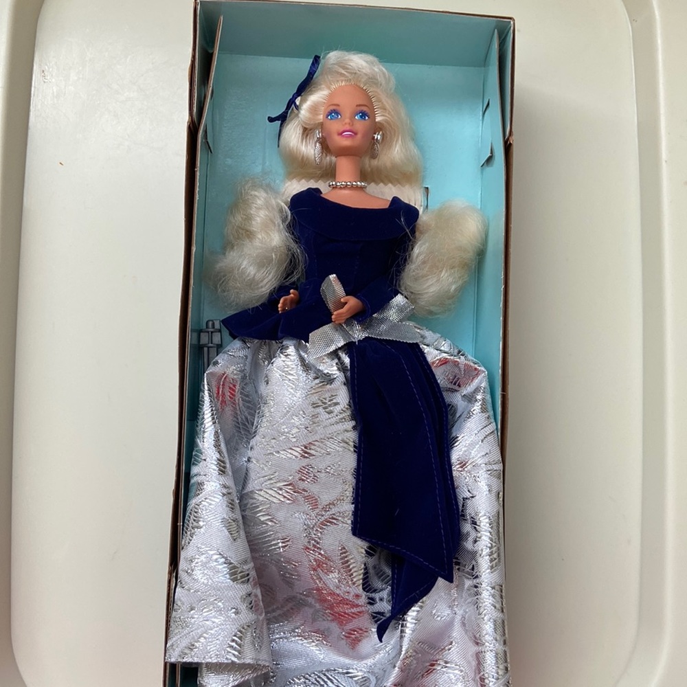 1995 Mattel Avon Winter Velvet Barbie First in Series #211621 NRFB. Bran new!